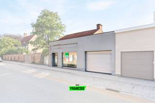 In het bosrijke Merkem, centraal gelegen tussen Diksmuide en Ieper, bevindt zich een gerenoveerde woning dat werd uitgebaat als kantoor.Het...