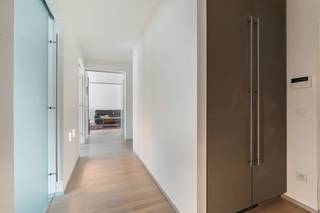 Dit ruime appartement ontstond uit het samenvoegen van 2 appartementen en onderging een zeer grondige renovatie. Er werd gewerkt met...
