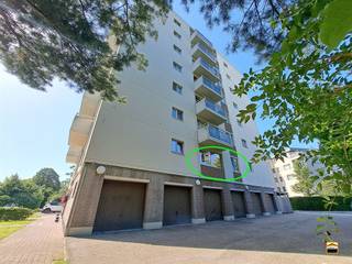 <p><span>Volledig gerenoveerd 1-slaapkamerappartement op centrale doch rustige ligging</span><span><br /><br />Het appartement is centraal gelegen tussen de kleine en de grote ring, met een bushalte <br />vlak voor de deur. Bovendien geniet u van een rustige ligging omgeven door groen. <br /><br />Rondom het gebouw is er voldoende parkeergelegenheid beschikbaar.<br /><br />Het appartement is gelegen op de eerste verdieping. Er is een lift voorzien in het gebouw.<br />Via de inkomhal, waar voldoende ruimte is voor een grote kleerkast of praktische opbergkast, <br />betreedt u het appartement. De leefruimte met open keuken vormt het hart van de woning. <br />De keuken is uitgerust met een keramische kookplaat, dampkap en aansluiting voor een wasmachine.<br /><br />De moderne badkamer beschikt over een inloopdouche, een toilet en een enkele lavabo met meubel.<br />Deze is voorzien van een praktische schuifdeur, waardoor de beschikbare ruimte optimaal benut wordt.<br /><br />Verder beschikt het appartement over een ruime aparte slaapkamer. <br /><br />Voor extra comfort zijn vliegenramen en lichtarmaturen reeds voorzien.<br /><br />Daarnaast kunnen bewoners gebruikmaken van twee gemeenschappelijke fietsenstallingen <br />en een gemeenschappelijke container voor restafval.<br /><br />Dankzij het gunstige EPC-label B woont u bovendien energiezuinig en geniet u van lagere energiekosten.</span><span><br /><br />Algemene informatie:</span><span><br />Huurprijs: 750 euro/maand<br />Algemene onkosten: 100 euro/maand<br />Vrij vanaf: onmiddellijk <br />EPC-waarde: 143 kWh/m²<br />Huisdieren: </span><span>enkel toegelaten mits voorafgaande schriftelijke toestemming van de verhuurder</span><span> </span></p>