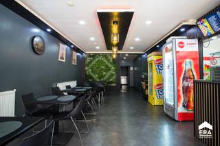 OPBRENGSTEIGENDOM TE KOOP IN HET CENTRUM VAN IEPER.Ontdek dit veelzijdige opbrengsteigendom op een commerciële topligging! Dit instapklare...