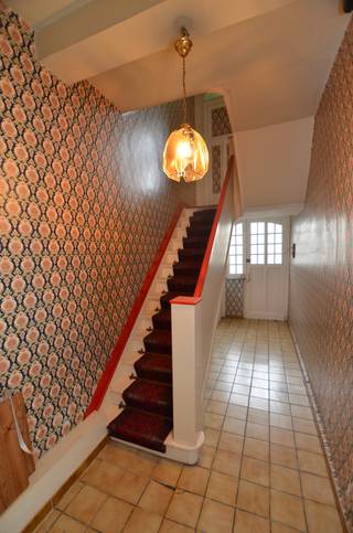 Goed gelegen te Oostende-Mariakerke op 500m van zee.Indeling:Inkomhal, ruime woonkamer met schouw, grote keuken, badkamer met bad, douche en toilet,...