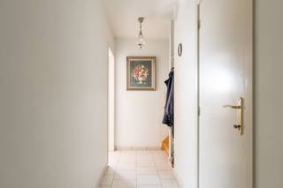 Dit zeer ruime appartement van maar liefst 151m² (bron EPC) vinden we terug in de Drie Eikenweg 65 te (Over)Pelt centrum.<br /><br />Het appartement is dus rustig gelegen en binnen de ring van Pelt, ligt op de bovenste verdieping en is bereikbaar met de trap en lift.<br /><br />Indeling: <br />Inkomhal, woonkamer met toegang tot het terras en een mooie raampartij, keuken, nachthal, apart toilet, trap naar de verdieping, zeer ruime slaapkamer en een wasplaats/badkamer waar een douche en een extra toilet geïnstalleerd zijn zodat men niet altijd naar de verdieping van het appartement moet gaan.<br /><br />Verdieping: Slaapkamer 2, slaapkamer 3, badkamer (bad, douche dubbele lavabo) en een ruime berging.<br /><br />Kelder: 2 kelderbergingen en een staanplaats. <br /><br />Pluspunten:<br /><br />3 Slaapkamers<br />Zeer ruim appartement<br />TOP locatie<br />2 Kelderbergingen <br />1 Autostaanplaats<br />Mooi uitzicht<br />3 Toiletten<br />2 Douche's aanwezig<br /><br />Wenst u dit mooie en gunstig gelegen appartement te bezoeken? Contacteer ons vrijblijvend voor een afspraak.<br /><br />