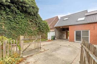 Op een royaal perceel van maar liefst 20a10ca, met een straatbreedte van ongeveer 24 meter, bevindt zich een ruime woning met 5 slaapkamers, diverse bijgebouwen en een aangename binnenkoer. Je woont hier rustig: éénmaal op de binnenkoer vertoef je volledig in het groen. Bijzonder is dat je bovendien niet moet inboeten op bereikbaarheid: het bruisende centrum van Geraardsbergen, scholen en winkels liggen allemaal in de onmiddellijke omgeving.<br />De hoofdwoning beschikt over 5 slaapkamers, mooie trappenhal, ruime leefruimte met volledig ingerichte keuken, 2 toiletten en moderne badkamer.<br />Een bijzonder sterke troef is de aanwezigheid van verschillende afzonderlijk toegankelijke ruimtes rond de binnenkoer. Naast de huidige woning zijn er onder meer een kleinere woning, met ook een inkomdeur aan de straatzijde, die verder gerenoveerd dient te worden (idéaal voor vrij beroep, zelfstandige activiteit, ...), een grote bergruimte met verdieping en een nagelnieuwe open ruimte (loods), reeds voorzien van airco. Dankzij de afzonderlijke toegangen biedt het geheel bijzonder veel potentieel voor wie wonen en werken wil combineren of nood heeft aan opslag- of atelierruimte. Het is bovendien ook het idéale domein voor co-housing: naast de hoofdwoning kunnen dus nog 3 afzonderlijke woonentiteiten worden voorzien. Een combinatie van B&B al dan niet met afzonderlijke vakantiewoningen behoort ook tot de mogelijkheden. De eigendom ligt in woongebied met landelijk karakter, bovenvermelde bestemmingen hangen af van de nodige vergunningen.<br />Troeven op een rij:<br />- Perceel van 20a10ca <br />- 24 meter straatbreedte<br />- 200 m² reeds ingerichte bewoonbare oppervlakte<br />- Zonnepanelen<br />- Lucht-lucht warmtepomp<br />- Geen renovatieplicht (EPC-label D)<br />- 5 slaapkamers (1 verder in te richten)<br />- Ruime leefruimtes<br />- Ultra-moderne keuken en badkamer<br />- 3 extra aparte entiteiten met vele mogelijkheden<br />- Verschillende afzonderlijke toegangen<br />- Centrale binnenkoer<br />- Parking voor meerdere wagens<br />- Strategisch gelegen in het groen, met De Gavers en het Raspaillebos om de hoek. <br /><br />Contacteer Karin voor meer info en een bezoek: 0468/12 68 62- karin@albert.immo