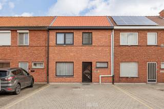 <p><span><strong>CENTRAAL GELEGEN WONING MET 3 SLAAPKAMERS OP EEN PERCEEL VAN 2A 54 CA TE HASSELT (BANNEUXWIJK)</strong><br /><br />Op zoek naar een gezellige woning op een toplocatie? Deze rijwoning vinden we terug vlakbij het centrum van Hasselt. De Banneuxwijk is een centraal gelegen wijk, die vlot toegang biedt tot autostrade en de driehoek Bokrijk-Hasselt-Zonhoven. Op fiets- en wandelafstand vind je het natuurdomein Kiewit en Bokrijk, op een boogscheut dan weer het centrum van Hasselt.</span></p>
<p><span>Met een bewoonbare oppervlakte van 114 m² biedt deze woning alles wat je nodig hebt voor comfortabel wonen. Binnen vind je een ruime living, inkomhal, keuken en berging. Boven: drie slaapkamers, een nachthal en een badkamer. Ook beschikt de woning over een praktische kelder voor extra opslag. De woning is technisch goed in orde: de elektrische installatie is conform, het EPC-label is een degelijke C en de recente HR-ketel (Vaillant Ecotec Plus, slechts 4 jaar oud) zorgt voor efficiënte verwarming. Het dak werd in 2025 vernieuwd en de ramen zijn uitgerust met dubbel glas — instapklaar dus, zonder grote zorgen.</span></p>
<p><span>Buiten geniet je van een mooi aangelegde tuin op een perceel van 2 are 54 centiare, met oostelijke oriëntatie. Ideaal voor een zonnig ontbijt op het terras terwijl de dag rustig op gang komt. De tuin is volledig omheind, beschikt over een ruim tuinhuis en heeft achteraan toegang tot een servitudeweg — handig voor fietsen, tuinmateriaal of gewoon een praktische achteruitgang.</span></p>
<p><span>Kort samengevat: een verzorgde woning met drie slaapkamers, een fijne tuin en een uitstekende ligging nabij Hasselt centrum. Perfect voor wie comfortabel wil wonen met alles binnen handbereik.</span></p>
<p><span>Interesse? Contacteer ons op info@momentumvastgoed.be of bel ons op 011 96 51 76</span></p>