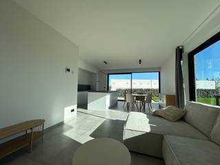 In de Stationsstraat in Herzele, op wandelafstand van het station, winkels en andere voorzieningen, bevindt zich dit recente en volledig instapklare appartement. Dankzij de ligging op het gelijkvloers en de zuidoostgerichte tuin combineert het appartement comfort met een aangename buitenruimte, perfect voor wie houdt van licht, ruimte en praktisch wonen.<br /><br />Bij het binnenkomen treft u een ruime inkomhal met apart toilet, die toegang biedt tot de lichtrijke woonkamer met open keuken. De keuken is volledig uitgerust met alle toestellen en sluit naadloos aan op de leefruimte, waar grote raampartijen zorgen voor veel natuurlijk licht en een mooi zicht op de tuin. De tuin is volledig afgesloten en vormt een heerlijke plek om te ontspannen.<br /><br />Verder beschikt het appartement over drie volwaardige slaapkamers, een moderne badkamer met douche, wastafel en toilet, én twee handige bergingen die zorgen voor extra opbergruimte. Tot slot is er ook een autostaanplaats én een privatieve garagebox inbegrepen, een echte meerwaarde in deze centrale ligging.<br /><br />Het appartement is volledig instapklaar en afgewerkt met duurzame materialen. De vloerverwarming zorgt voor extra wooncomfort.<br /><br />Er is een gemeenschappelijke kost van 65,00 EUR/maand. <br /><br />Beschikbaar in onderling overleg. Interesse in dit mooie/ruime appartement? Doe dan snel jullie aanvraag om een bezoek in te plannen.<br /><br />