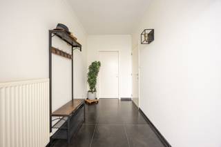 INDELINGGELIJKVLOERSInkomhal, woonkamer voorzien van een pellet kachel, traphal naar eerste verdieping, keuken voorzien van een inductiekookplaat,...