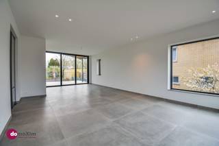 Ruime gerenoveerde woning met een prachtig uitzicht in HombeekJe komt deze volledig gerenoveerde woning binnen via de inkomhal, die toegang geeft tot...