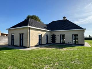 In de Bokstraat te Machelen (Zulte) bevindt zich deze verzorgde alleenstaande woning, gelegen op een mooi perceel van 1.167 m². Hier geniet u van een rustige, landelijke omgeving met prachtige vergezichten, terwijl u toch een vlotte verbinding heeft naar het centrum van Machelen, Deinze en de op- en afrittencomplexen in Deinze en Kruisem.<br /><br />De woning is momenteel volledig gelijkvloers ingericht, maar biedt dankzij de ruime zolderverdieping nog heel wat mogelijkheden om de bewoonbare oppervlakte verder uit te breiden.<br /><br />Via de inkomhal komt u terecht in de centrale hal, die toegang biedt tot de verschillende ruimtes. Aan de rechterzijde bevindt zich de lichtrijke leefruimte, waar u zowel zicht heeft op de voortuin als op de achterliggende tuin. Aansluitend bereikt u de reeds vernieuwde keuken, die eveneens uitkijkt op de tuin.<br /><br />Naast de keuken bevindt zich een praktische berging met een toegangsluik tot de ruime zolder, die zich uitstrekt over de volledige woning. Deze ruimte biedt heel wat potentieel voor wie de woning in de toekomst verder wenst in te richten.<br /><br />Verder beschikt de woning over drie ruime slaapkamers en een badkamer, die zowel vanuit de keuken als vanuit een slaapkamer toegankelijk is.<br /><br />Ook buiten heeft deze eigendom heel wat te bieden. De ruime tuin vormt een absolute troef en biedt volop mogelijkheden om in alle rust van het buitenleven te genieten. Achter de woning bevindt zich nog een vrijstaande dubbele garage, ideaal voor het parkeren van wagens of als extra opslagruimte. Daarnaast is er nog een afzonderlijk buitentoilet aanwezig.<br /><br />Bent u op zoek naar een verzorgde alleenstaande woning op een prachtig perceel, die u verder naar eigen smaak en volgens de hedendaagse normen kunt inrichten? Dan is deze eigendom, met haar landelijke ligging en ruime tuin, zeker een bezoek waard!<br /><br />Neem contact op voor meer informatie of een bezoek ter plaatse.<br /><br />Richtprijs: € 430.000