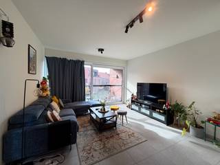 Instapklaar appartement, gelegen op de eerste verdieping, met 2 slaapkamers!<br /><br />Het appartement heeft een bewoonbare oppervlakte van 78,22 m² en bestaat uit:<br />• Inkomhal<br />• Woonkamer<br />• Volledig ingerichte open keuken<br />• Geïnstalleerde badkamer<br />• 2 slaapkamers<br />• Berging<br />• Apart toilet<br />• Terras<br /><br />Ondergrondse parking:<br />- kelderberging met stopcontact (nr 25)<br />- fietsenberging (nr 35)<br />- autostaanplaats (nr 13)<br /><br />Huurprijs: 850 euro/maand + 50 euro gemeenschappelijke kosten/maand!<br />Het appartement is beschikbaar vanaf 01/06/2026!<br /><br />Extra:<br />Het appartement is voorzien van een eigen warmtepomp en eigen zonnepanelen.<br />Tevens is er vloerverwarming aanwezig, geen aardgas meer aanwezig!<br /><br />Uitsluitend via onze website www.vastengoed.be kan u een bezichtiging inplannen op de vooropgestelde bezoekmomenten. Voor andere vragen kan u het kantoor bereiken op het nummer 014/72.73.74.