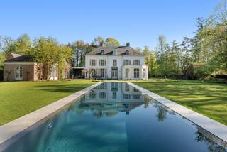 Prachtige volledig gerenoveerde Vlassak Verhulst villa met zwembad, wellness en orangerie op ca. 6.629 m² te ’s-GravenwezelIn hartje Hof ter Linden...