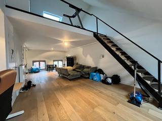 Dit hedendaags duplex appartement is gelegen op de derde verdieping van een kleinschalig verzorgd gebouw zonder lift. Indeling: een lichtrijke...