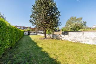 [[ DIT PAND NEEMT DEEL AAN DE ERA OPEN HUIZEN DAG OP 19/9 VAN 9:30 TOT 10:30 ]]
<p>Karaktervolle halfopen woning in Merksem, gelegen aan de Volkstuinlei, in een groene omgeving en op wandelafstand van winkels, scholen, openbaar vervoer en het centrum.</p>

<p> </p>

<p>Deze woning combineert authentieke charme met praktische troeven. Geniet van een uitzonderlijk ruime tuin met de hele dag zon, ideaal voor ontspanning, spelende kinderen of gezellige buitenmomenten. Alles ligt op wandelafstand en dankzij de nabijheid van de snelweg bereikt u Antwerpen en daarbuiten in enkele minuten. Bovendien beschikt de woning over meerdere staanplaatsen, wat zorgt voor extra comfort.</p>

<p> </p>

<p>Belangrijkste ruimtes:<br />• Gezellige living met natuurlijke lichtinval.<br />• Functionele keuken met vaatwasser, microgolfoven, elektrische kookplaat en oven.<br />• Drie slaapkamers met mogelijkheid om een vierde slaapkamer te creëren.<br />• Twee badkamers, beide met douche en toilet; één badkamer met aansluiting voor wasmachine en droogkast.<br />• Kelder voor extra opslag.<br />• Ruime tuin met tuinhuis.<br />• Meerdere buitenparkeerplaatsen.</p>

<p> </p>

<p>Troeven:<br />• Uitzonderlijk ruime en zonnige tuin.<br />• Centrale ligging met alles op wandelafstand.<br />• Meerdere staanplaatsen voor optimaal comfort. (4 staanplaatsen)</p>

<p> </p>

<p>Neem vandaag nog contact op met uw ERA-makelaar voor een bezoek.</p>

<p> </p>

<p>JOUW DROOMHUIS. ZO GEVONDEN!</p>