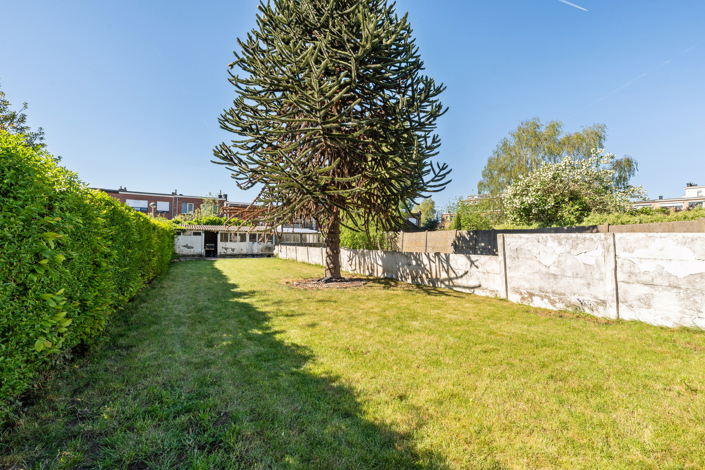 Halfopen woning met grote tuin in Merksem en 4 staanplaatsen - foto 2
