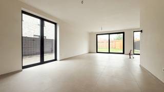<p>Ontdek deze moderne nieuwbouwwoning in de Asbergstraat 22B in Koersel, ideaal voor wie op zoek is naar een comfortabele, energiezuinige en instapklare woning. Met een bewoonbare oppervlakte van maar liefst 187 m² en 3 slaapkamers biedt deze woning alle ruimte voor aangenaam en hedendaags wonen.<br /><br />De woning wordt volledig afgewerkt aangeboden, waarbij de volledige afwerking inbegrepen is in de prijs. Zo hoef je je geen zorgen te maken over bijkomende afwerkingswerken en kan je na aankoop meteen genieten van jouw nieuwe thuis!<br /><br />Ook op vlak van energiezuinigheid scoort deze woning uitstekend. Dankzij de warmtepomp en de aanwezige zonnepanelen geniet je van een duurzame manier van verwarmen en een toekomstgerichte woonoplossing. Bovendien beschikt de woning over een onderhoudsvriendelijke tuin, waar je in alle rust kan ontspannen en genieten van het buitenleven zonder al te veel tuinonderhoud.<br /><br />Pluspunten:<br />- Bewoonbare oppervlakte van 187 m²<br />- 3 slaapkamers<br />- Volledige afwerking inbegrepen in de prijs<br />- Energiezuinige verwarming op warmtepomp<br />- Zonnepanelen aanwezig<br />- Onderhoudsvriendelijke tuin<br /><br />Prijsverdeling:<br />- Grondwaarde: € 110.000 + 12% registratierechten (€ 13.200)<br />- Constructiewaarde: € 293.000 + 21% btw (€ 61.530)<br />- Totale aankoopprijs: € 477.730<br /><br />De totale aankoopprijs bedraagt € 477.730, inclusief de grondwaarde, de constructiewaarde, de registratierechten en de btw. Een mooie kans om te investeren in een volledig afgewerkte nieuwbouwwoning!<br /><br />Maatregelen opgenomen in het Maatregelenregister: nee<br /><br />Voor een bezichtiging of meer informatie, bel ons op 078/78.78.70 of spring gerust eens binnen in ons kantoor – je bent altijd welkom!</p>