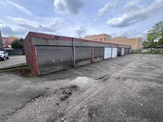 <p>Te koop: afgesloten garagebox gelegen achteraan in de Duifhuisstraat 24 te Turnhout.</p><p>Gunstig gelegen op wandelafstand van het stadspark, het ziekenhuis en de cinema. De garage bevindt zich nabij verschillende appartementsgebouwen, wat zorgt voor een ideale ligging zowel voor eigen gebruik als investering.<br />De garagebox is vlot bereikbaar en biedt diverse gebruiksmogelijkheden, zoals het stallen van een wagen of moto, of als praktische opslagruimte.<br />Momenteel verhuurd aan €100/maand, wat deze garage bijzonder interessant maakt als investering met onmiddellijk rendement.</p><p>Kenmerken:<br />Oppervlakte: ca. 18 m² bruto en netto (2,70 m x 5,20 m)<br />Bouwjaar: 1971 renovatie 2024<br />Afzonderlijk gekadastreerd<br />Lage kadastrale lasten (KI: €71)<br />Geschikt voor wagen, opslag of verhuur</p><p>Stedenbouw in aanvraag. P-score: B , G-score: B - Dit is geen aanbod, alle informatie is steeds onder voorbehoud van materiële vergissingen en/of wijzigingen.<br /> </p><p><br /> </p>