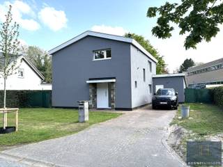 <p>In een rustige doodlopende straat, in een van de meest gegeerde buurten van Sint-Kruis, ontdek je deze charmante woning. Hier woon je op een toplocatie, op wandelafstand van winkels, scholen en het bruisende stadscentrum, in alle rust.</p>
<p><strong>Zorgeloos wonen met een sterke basis</strong><br />Deze woning werd de voorbije jaren met oog voor kwaliteit en comfort vernieuwd. Dankzij de doordachte renovaties ben je helemaal klaar voor de toekomst:</p>
<ul>
<li>Geen renovatieverplichting</li>
<li>Conforme elektrische installatie is conform</li>
<li>Gevelisolatie voor extra energie-efficiëntie</li>
<li>Vernieuwd schrijnwerk</li>
<li>Nieuwe vloeren op het gelijkvloers</li>
</ul>
<p><strong>Licht, ruimte en een zonnige tuin</strong><br />De woning verwelkomt je met een aangename, lichtrijke leefruimte die mooi overloopt in de zuidgerichte tuin — dé plek om van ’s morgens tot ’s avonds van de zon te genieten. Boven vind je drie volwaardige slaapkamers, ideaal voor een gezin of wie extra ruimte wenst.</p>
<p><strong>Maak het helemaal jouw thuis</strong><br />De badkamer en veranda bieden nog de kans om volledig naar eigen smaak en stijl afgewerkt te worden. Zo geef jij deze woning de persoonlijke toets die ze verdient.<br /><br />Contacteer Bonne Vastgoed 7 op 7 voor meer info via 050/73.73.73 of info@bonnevastgoed.be</p>