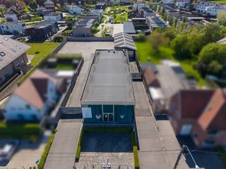 Bedrijfsgebouw bestaande uit showroom, werkplaats, en ruime parking te koop in Zwevegem. Totale grondopp. +/- 1.940 m². * Showroom- Gelijkvloers (ca. 350 m²) bestaande uit een ruime toonzaal, kantoorruimte en sanitair blok- Mezzanine (ca. 70 m²) bestaande uit 2 vergaderruimtes en kitchenette* Werkplaats/Atelier- oppervlakte ca. 200 m²* Ruime parking van ca. 380 m²Specificaties:- Polybeton- Warmtepomp- Warme luchtblazer op gas - Grote raampartijen - 2 sectionaalpoorten in atelierDit pand kan onderhevig zijn aan de renovatieverplichting die door de Vlaamse overheid wordt opgelegd voor niet-residentiële gebouwen. Consulteer voor meer informatie de website van het Vlaams Energie- en Klimaatagentschap via https://www.energiesparen.be/nr/renovatieverplichting.Bent u op zoek naar bedrijfsvastgoed bestaande uit een showroom met atelier te koop in Zwevegem? Aarzel dan niet om ons te contacteren op het nummer 056 21 11 11.Bestuursmaatregelen in het maatregelenregister: nee