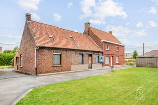 Te renoveren woning met leuke tuin. Deze woning biedt een interessante opportuniteit voor wie op zoek is naar ruimte en mogelijkheden. De woning is momenteel in een verouderde staat en vraagt een grondige renovatie, maar het ruime perceel en de grote tuin vormen een sterke basis om hier iets moois van te maken.De woning beschikt over heel wat mogelijkheden om de indeling en leefruimtes volledig af te stemmen op de wensen van de nieuwe eigenaar.De ruime tuin is een absolute troef en biedt volop plaats voor ontspanning, kinderen of een mooie buiteninrichting.Ook de ligging is interessant: dankzij de nabijheid van belangrijke invalswegen zijn omliggende gemeenten en steden vlot bereikbaar.Meer info? Tessa@immobeguin.be