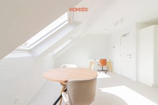 Deze gezellige en volledig gerenoveerde studio bevindt zich op een topligging nabij het Ladeuzeplein en maakt deel uit van een kleinschalig gebouw dat in 2024 werd vernieuwd. De studio is praktisch ingedeeld en beschikt over een lichtrijke leefruimte met open keuken. Dankzij de aparte slaaphoek geniet je van extra comfort en een duidelijke scheiding tussen wonen en slapen. Verder is er een moderne badkamer met  functionele indeling. De studio wordt volledig bemeubeld verkocht, waardoor ze onmiddellijk instapklaar is voor eigen gebruik of verhuur. Op technisch vlak is deze unit volledig uitgerust met een lucht-lucht warmtepomp voor zowel verwarming als koeling, zonnepanelen, een ventilatiesysteem en nieuwe ramen. Dit zorgt voor een uitstekende energieprestatie met EPC-label A en lage verbruikskosten. Elke unit beschikt over eigen elektriciteits- en warmtemeters, wat transparant en individueel verbruik mogelijk maakt. Het gebouw beschikt over een lift, conforme elektriciteitskeuringen en is volledig asbestvrij. Bovendien geniet je van een vrijstelling van onroerende voorheffing tot en met 2029, wat deze studio extra interessant maakt als investering. Dankzij de compacte oppervlakte is deze unit perfect geschikt voor zowel studenten als gedomicilieerde huurders, wat zorgt voor een sterke verhuurbaarheid. Bijkomend kan een handige berging aangekocht worden voor slechts 2.500 €. Grijp deze kans en contacteer ons via info@homies.be of 016/22 82 22!