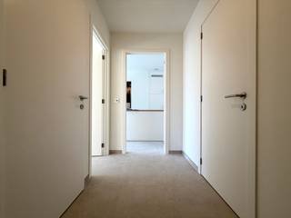 <p>Dit nieuwbouwappartement in Residentie Wondelaer bevindt zich op de eerste verdieping van een woonproject waar kwaliteit en duurzaamheid samenkomen. Het appartement is uiterst gunstig gelegen nabij het centrum van Wondelgem; alle voorzieningen zoals scholen, winkels, parken en openbaar vervoerd vindt u op wandel- en fietsafstand Dankzij de uitstekende verbindingen naar Gent kunt u hier genieten van de rust terwijl de levendigheid van de stad altijd dichtbij is.<br /><br />Het appartement omvat een inkomhal, ruime leefruimte met open, volledig geïnstalleerde keuken, badkamer met inloopdouche en wastafel, twee volwaardige slaapkamers, afgescheiden toilet, wasplaats en berging.</p><p>Daarnaast beschikt het appartement over een ruim zonneterras, privatieve ondergrondse autostaanplaats met aanpalend een private kelderberging, gemeenschappelijke fietsenberging waar er 4 plaatsen voorzien zijn en een gemeenschappelijke afvalberging.</p><p><br />Troeven:</p><ul><li><p>Energiezuinige technologieën</p></li><li><p>Groot zonneterras</p></li><li><p>Volledig geschilderd</p><p></p></li></ul><p><strong>Beschikbaar per 01/04/2026</strong></p><p>Provisie gemeenschappelijke kosten: €80 /maand.</p><p></p><p>Interesse om dit appartement te bezoeken? </p><p>Een bezoek kan uitsluitend via onze website aangevraagd worden: Te huur | Vastgoed De Vos, klik het pand aan dat u wenst te bezoeken en klik vervolgens op "Maak een afspraak". </p>