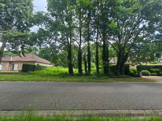 Bouwgrond, zijnde lot 8 uit een verkaveling, voor open bebouwing met prachtig groen uitzicht op gegeerde ligging in Koersel. De bouwgrond heeft een totale oppervlakte van 9a16ca. In de buurt zijn verschillende recreatie- en sportmogelijkheden, winkels,... Bovendien geniet je een zeer vlotte bereikbaarheid naar omliggende gemeenten en op fietsafstand van prachtige natuurgebieden zoals o.a. Koersel Kapelleke en Vallei van de Zwarte Beek.<br /><br />Het perceel heeft een straatbreedte van 20m en -diepte van ongeveer 54m. Afstand zijdelingse perceelsgrens is 3 meter.<br /><br />Gezien de ligging in woonuitbreidingsgebied betreft dit een zonevreemde verkaveling. In dergelijke verkavelingen kan er enkel een woning gebouwd worden binnen de mogelijkheden van de verkavelingsvoorschriften.<br />De integrale verkavelingsvoorschriften en -plan zijn op verzoek te raadplegen.<br />Onder voorbehoud van bekomen van een omgevingsvergunning.<br /><br />Perceelscore: A.<br /><br />Voor meer info bel Dario op 0472/09.27.56 of 011/22.19.17 - dario@limburgsvastgoed.be of limburgsvastgoed.be - Bekijkt u deze advertentie via een aanverwante vastgoedsite, surf dan zeker naar onze website www.limburgsvastgoed.be voor een uitgebreide beschrijving en foto's