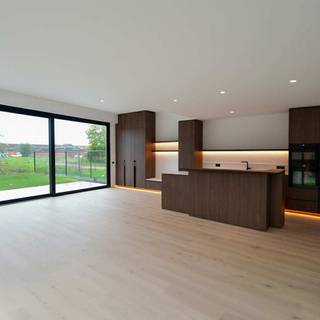 Aan de rand van Lokeren, net op grondgebied Overmere, ontdek je deze bijzonder ruime nieuwbouwwoning met een open, landelijk uitzicht.De woning maakt...