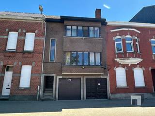 <p><span>Te renoveren woning met 3 slaapkamers, ingerichte zolder, 2 garages en tuin in Diest</span></p><p><span>Op een centrale locatie binnen de ring van Diest (aan de Ferdinand Allenstraat 28A) vinden we deze ruime woning met verschillende mogelijkheden. Het pand vraagt renovatie, maar biedt door zijn indeling, oppervlaktes en extra garages een goede basis voor wie een woning naar eigen smaak wil aanpakken.</span></p><p><span>De woning beschikt over een leefruimte, keuken met eetplaats, 3 slaapkamers, een badkamer en een ingerichte zolder. De indeling is praktisch en biedt mogelijkheden voor een gezin, maar ook voor wie extra ruimte zoekt voor bureau, hobby of opslag.</span></p><p><span>Op het gelijkvloers bevinden zich 2 garages, wat een duidelijke troef is voor parkeren, fietsen, stockage of werkmateriaal. Achteraan is er een terras en tuin met zuidoostelijke oriëntatie. De tuin is bovendien ook toegankelijk via de achterliggende weg (Oude Tramweg), wat zeer handig is voor de fietsen.</span></p><p><span>De ligging is bijzonder goed. De woning bevindt zich quasi in het centrum van Diest, met winkels, scholen, openbaar vervoer en andere voorzieningen in de directe omgeving. Ook de omliggende gemeenten en verbindingswegen zijn vlot bereikbaar. Het station en het nieuwe ziekenhuis bevinden zich op 2 min. wandelen.</span></p><p><span>Dit pand is vooral interessant voor kopers die op zoek zijn naar een woning met ruimte, garages en renovatiemogelijkheden op een uitstekende locatie in Diest.</span></p><p><span>Troeven van deze woning:</span><span><br />· Te renoveren woning met potentieel<br />· 3 slaapkamers<br />· Ingerichte zolder<br />· 2 garages op het gelijkvloers<br />· Terras en tuin met zuidoostelijke oriëntatie en met toegang via de Oude Tramweg<br />· Praktische ligging nabij het centrum van Diest<br />· Winkels, scholen, nieuwe ziekenhuis en openbaar vervoer in de directe omgeving</span></p><p><span>EPC-label is E. De renovatieplicht is van toepassing. U dient binnen 6 jaar EPC D te behalen.</span></p><p><span>Een ruime woning met garages en mogelijkheden op een centrale locatie in Diest.</span></p><p><span>Kom zeker een kijkje nemen en ontdek wat deze woning te bieden heeft.<br />Bel Immo Diest: 013 31 25 22.</span></p><p><span> </span></p><p><span>Bron m²: zie EPC.</span></p>