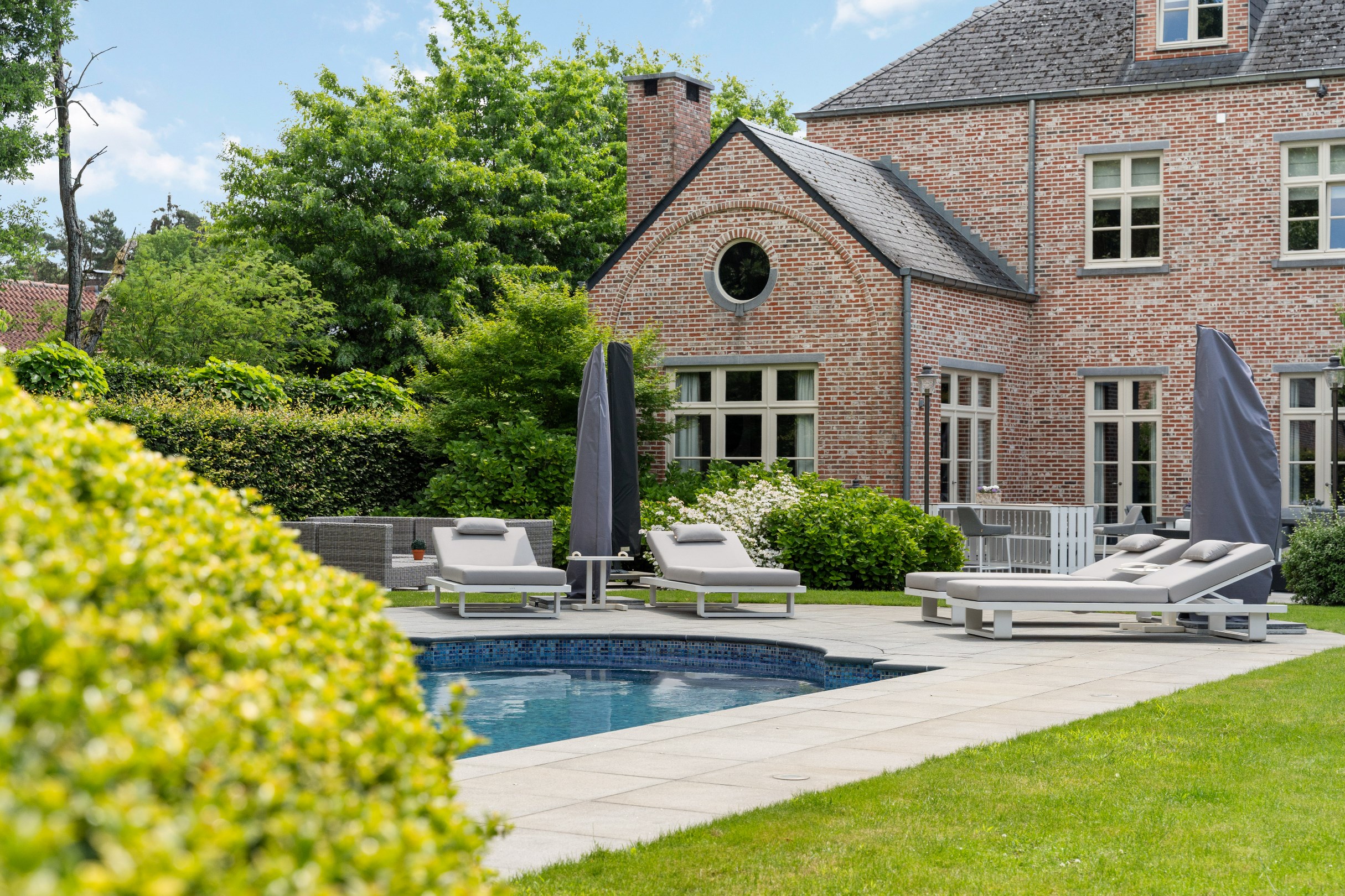 Luxurious manor with 4 bedrooms, 3 bathrooms, heated swimming pool, large outbuilding on approximately 2,673 m². - photo 4