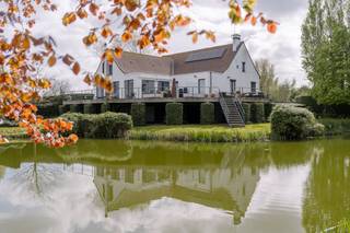 Verscholen in een oase van rust en omgeven door uitgestrekte natuur, bevindt zich deze unieke en hoogwaardig afgewerkte woning langs de Vaartstraat...