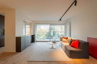 <p><span>Recent hoogwaardig gerenoveerd 2 slaapkamer appartement gelegen op de Fruithoflaan.</span></p><p><span> </span></p><p><span>OMGEVING</span></p><p><span>Met oog voor detail werd dit appartement recent gerenoveerd tot een hedendaags en instapklare woonst. Het appartement bevindt zich op de vierde verdieping in een goed onderhouden gebouw. Ook de gemeenschappelijke delen werden aangepakt, de inkomhal werd zopas vernieuwd en kreeg een nieuwe, beveiligde schuifdeur en intercom. De locatie is een absolute troef. Je woont hier op de bruisende Fruithoflaan met tal van lokale winkels zoals Delhaize, Delicatessewinkel Atelier N° 11, slagerij Finebek, en andere voorzieningen bevinden zich letterlijk om de hoek.</span></p><p><span> </span></p><p><span>INDELING</span><span> </span></p><p><span>Je betreedt het appartement via een ruime inkomhal met ingebouwde vestiaire. De natuurlijke parketvloer werd doorgetrokken door het appartement en zorgt voor een harmonieus geheel. Vanuit de lichtrijke open leefruimte, die het hart van het appartement vormt, kan je genieten van een mooi zicht over de groene Fruithoflaan en heb je toegang tot het zonnig terras waar je kan genieten van de avondzon. </span></p><p><span>De aangrenzende keuken is een echte blikvanger. Afgewerkt in warm notelaar met een vloer in travertinlook, combineert ze stijlvolle materialen met duurzame toestellen (inductiekookplaat met geïntegreerde dampkap, combi-oven, koelkast met diepvriesvak). Via een aparte deur heb je bovendien rechtstreekse toegang tot het terras, ideaal om extra te verluchten. </span></p><p><span>Achteraan het appartement tref je 2 ruime slaapkamers waarvan één voorzien is van ingemaakte kasten. Beide kamers geven uit op het zuid-oost georiënteerd terras, dat recent werd gerenoveerd. </span></p><p><span>Ook de badkamer is modern ingericht met een inloopdouche en een dubbel lavabomeubel, wat zorgt voor extra comfort. </span></p><p><span>Tot slot beschik je over een privatieve kelderberging en een gemeenschappelijke fietsenberging. Het gebouw beschikt over een ondergrondse garagecomplex waar regelmatig een staanplaats of autobox te huur of te koop wordt aangeboden, een extra pluspunt is deze gegeerde buurt.</span></p><p><span> </span></p><p><span>Gemeenschappelijke kosten: €264,00 (incl. verwarming, water, elektriciteit, lift, syndicus, onderhoud van het gebouw).</span></p><p><span> </span></p><p><span>BIJZONDERHEDEN</span></p><p><span>- hoogwaardig afgewerkt appartement</span></p><p><span>- terrassen vernieuwd in 2019</span></p><p><span>- EPC A</span></p><p><span>- vernieuwde sanitaire, elektrische leidingen, cv en radiatoren</span></p><p><span>- high-end LED verlichting inbegrepen (5 jaar garantie) </span></p><p><span>- renovatie uitgevoerd door Belgisch bouwbedrijf</span></p><p><span>- 2 ruime slaapkamers</span></p><p><span>- groen uitzicht</span></p><p><span>- kelder</span></p>