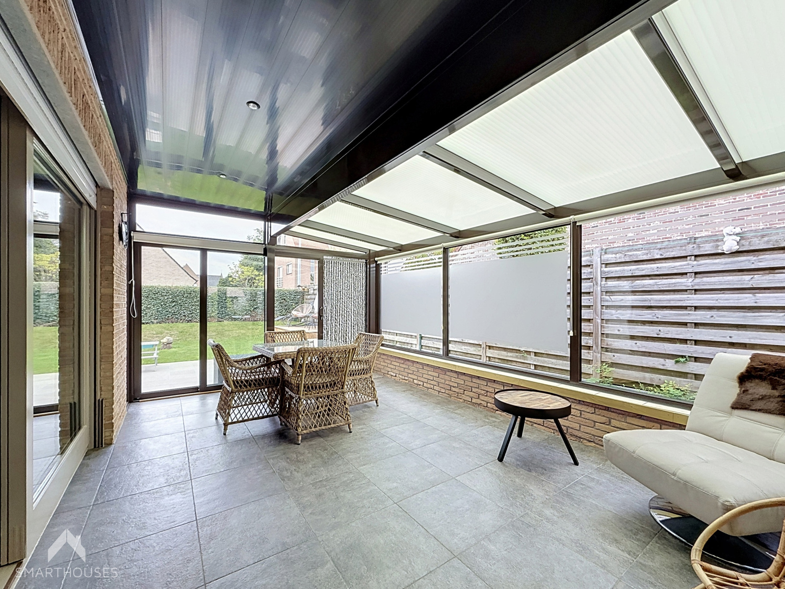 Vrijstaande woning met 3 slpkrs, garages, carport en tuin - foto 4