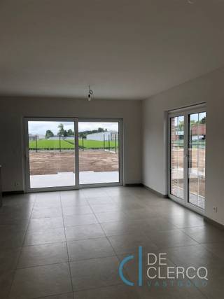 <p><span>Prachtige nieuwbouw woning TE HUUR op een toplocatie tussen Lochristi centrum en Zaffelare dorp. Deze perfect afgewerkte pastorijwoning is gelegen in de Oude Veldstraat, op fietsafstand van Lochristi en Zaffelare Dorp en nabij alle handelszaken en invalswegen. U betreedt de woning langs de inkomhal met gastentoilet. De leefruimte heeft dankzij de grote raampartijen veel natuurlijk lichtinval en een mooi zicht op de aangelegde tuin. De open tijdloze keuken is van alle comfort voorzien (vaatwas, combi-oven, ijskast, inductievuur). Aanpalend aan de keuken is er een ruime berging/wasplaats aanwezig. Op het gelijkvloers vindt u ook nog een bureelruimte terug die eveneens dienst kan doen als extra kamer. Op de eerste verdieping zijn er 3 volwaardige slaapkamers en 2 moderne badkamers met inloopdouche en lavabo en nog een afzonderlijk toilet.</span><br /><span>De tijdloze woning wordt tot in de puntjes afgewerkt: volledig geschilderd, verlichting (bespreekbaar) en een volledig aangelegde en afgesloten tuin met tuinberging.</span><br /><span>De woning beschikt ook over een grote carport en nog voldoende extra parkeerruimte.</span><br /><span>Het pand is zeer energiezuinig, voorzien van zonnepanelen, vloerverwarming, lucht en waterkoeling.</span><br /><span>Deze energiezuinige villa op een goede ligging met zicht op het groen is te huur voor 1.750 euro en onmiddellijk beschikbaar.</span><br /><span>Maak nu uw afspraak via anais@vastgoed-dc.be</span></p>