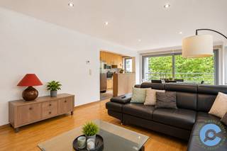 Dit instapklare drie slaapkamer appartement (120m2) is centraal gelegen op de Dascottelei te Deurne, in de onmiddellijke omgeving van openbaar vervoer, winkels, restaurants, ziekenhuis, autostrades, …<br /><br />Het appartement is gelegen op de tweede verdieping van een recent gebouw en bestaat uit een ruime inkomhal met ingebouwde vestiairekasten. De woonkamer geeft een zeer ruim en open gevoel (36m2) en beschikt vooraan over een klein balkon. Aansluitend op de leefruimte is er een volledig ingerichte, open keuken met een aparte ruime berging.<br /><br />Via de inkomhal bereik je de drie lichtrijke slaapkamers (14m2, 12m2 &amp; 10m2) die uitgeven op een zonnig terras aan de rustige achterzijde van het gebouw. Verder beschikt het appartement over een grote badkamer met dubbele lavabo en douche. Daarnaast is er ook nog een apart toilet.<br /><br />Troeven: Zeer centrale ligging, volledig opgefrist, ruime kamers, EPC 165 kWh/m2, dubbel glas, elektrische conforme installatie, volledig ingerichte keuken, parketvloer, lage algemene kosten, …<br /><br />Optioneel kan de garagebox, gelegen aan de achterzijde van het gebouw, mee aangekocht worden (+30.000€).<br /><br />Heb je bijkomende vragen of breng je graag een bezoek ter plaatse?<br /><br />Bel Dries op 0470 107 217.<br /> 
