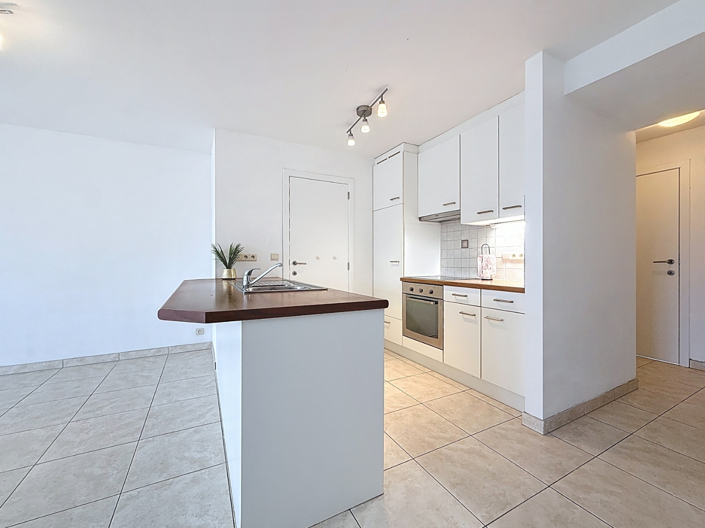 Instapklaar appartement met 2 slaapkamers aan de waterlijn van Nieuwpoort-stad. - foto 4