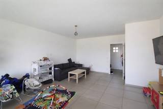 Energiezuinige nieuwbouwwoning te huur gelegen langs de Gitsestraat te Roeselare.<br />Deze woning beschikt over alle nodige<strong> hedendaagse comfort</strong> en is bovendien bijzonder<strong> lichtrijk!</strong><br />Het is dichtbij winkels, scholen en op enkele minuten van de autostrade en invalswegen.<br />De woning is uiterst energiezuinig met <strong>8 zonnepanelen</strong> en heeft EPC A. <br />Het is aangesloten op het <strong>warmtenet </strong>wat zorgt voor een laag verbruik. <br /><br />Gelijkvloers bestaande uit inkom, gastentoilet,<strong> leefruimte met open keuken</strong> en zicht op de zonnige, <strong>Zuidwest gerichte tuin.</strong><br />De keuken is volledig geïnstalleerd met o.a. een vaatwasmachine. Beneden is er ook nog een<strong> ruime garage met wasplaats</strong>. <br />Op het verdiep vinden we <strong>drie ruime slaapkamers</strong>, badkamer met bad en douche en een <strong>apart toilet.</strong><br />De zolder kan volledig benut worden als opslagruimte. <br /><br />Huurprijs € 1050 per maand.<br />De woning is beschikbaar vanaf oktober.<br />Graag meer info of een bezoek?<br />Mail naar baptist@fluo.immo of via MijnHuurprofiel