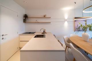 Dit appartement is 92m² groot met 2 slaapkamers en een groot terras van 20m². De inkomhal heeft ruimte voor een vestiaire en geeft uit op de...