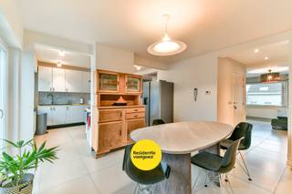 Op een topligging vlak bij de jachthaven van Nieuwpoort bevindt zich dit charmante duplexappartement, rustig gelegen en ideaal als vaste woonst, tweede verblijf of investering. Het appartement is gelegen op de tweede verdieping en geniet van een prachtig landelijk vergezicht en een aangenaam zonneterras achteraan waar u in alle rust kan genieten.<br /><br />De benedenverdieping van het appartement verwelkomt u in een lichtrijke leefruimte met gezellige zit- en eethoek, aansluitend op een open en volledig uitgeruste keuken. Verder vindt u hier een badkamer met ligbad, lavabo en aansluiting voor wasmachine en droogkast, evenals een slaapkamer die momenteel ingericht is als bureauruimte.<br /><br />Op de bovenverdieping bevinden zich een nachthal met ingemaakte kasten en twee volwaardige, ruime slaapkamers. Extra troeven zijn de individuele zolderruimte en de gemeenschappelijke berging op het gelijkvloers. Wees er snel bij en contacteer ons voor een bezoek ter plaatse! EPC: 240 kWh/m² - UC: 2520990 ~ Vg Wg Gmo Gvkr Gvv ~ Ref. MI24428<br /><br />Neem voorsprong met een vrijblijvende en gratis schatting van uw eigendom via:<br />http://www.residentievastgoed.be/gratisonlineschatten