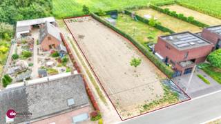 <p><span>Belle parcelle de terrain à bâtir près du centre de Boortmeerbeek</span></p><p><span> </span></p><p><span>Vous recherchez un terrain spacieux et bien situé? Alors cette parcelle est faite pour vous! Vous y vivrez dans un cadre paisible, à proximité de tout ce dont vous avez besoin : commerces, école, transports en commun … sans oublier le magnifique Boortmeerbeeks Broek.</span></p><p><span> </span></p><p><span>Le terrain mesure environ 20m de large et environ 50m de profondeur : de l’espace à profusion donc! Vous pouvez y construire une maison de style ouvert. Au rez-de-chaussée, une profondeur de 15 m est autorisée, et de 12 m à l'étage. Le jardin est orienté sud-est. </span></p><p><span> </span></p><p><span>Envie de réaliser ici la maison de vos rêves ou vous souhaitez en savoir plus sur les règles d'urbanisme? Contactez-nous dès aujourd’hui!</span></p><p><span> </span></p><p><span>015 20 36 00 - <span>info@domoxim.be</span></span><span> </span></p><p><span> </span></p><p><span>domoXim. Là où les rêves prennent vie!</span></p><p><span> </span></p><p><span>Vous souhaitez connaître la valeur de </span><span>votre</span><span> logement? Nous nous ferons un plaisir de vous conseiller.</span></p>