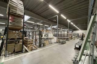 Magnificent industrial building (2020) in a unique location, offering storage space, offices and extensive outdoor storage in Tubize.<br /><br />Strategically located with excellent accessibility thanks to direct access to the E429 and a fast connection to the E19.<br />The warehouse offers a total surface area of 4,432 m², with a clear height of 8 m and a polished concrete floor. For efficient access, the warehouse is equipped with 2 sectional doors, skylights providing optimal natural daylight and LED lighting. The space is fully suitable for logistics, production or storage activities.<br /><br />There is also an opportunity to rent up to 1,500 m² of office space. The offices are spread over the ground and first floors and benefit from abundant natural daylight, several meeting rooms, separate offices, a dining area with a fully equipped kitchen and modern sanitary facilities. Thanks to the views over the surrounding greenery, the offices offer a comfortable and inspiring working environment.<br /><br />Outside, the site offers 5,048 m² of storage space and 726 m² of covered space under a canopy, ideal for flexible use and protecting goods. The entire complex is situated on a spacious 24,792 m² plot, providing ample room for manoeuvring and extensive parking facilities.<br /><br />Sustainability is at the heart of the property, with solar panels and electric vehicle charging stations, making the building well prepared for the mobility and energy needs of tomorrow.<br /><br />Contact <strong>PANORAMA B2B</strong> for further information or to arrange a non-binding site visit at <strong>0479 70 70 70.</strong>