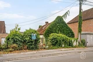 <p>Dit huis, perfect gelegen nabij alle voorzieningen in het gewilde dorp Kain, is een ‘ -woning met vier gevels ’ en staat op een perceel van 823 m². De indeling is als volgt:</p><p> Op de begane grond: een open ‘ -ruimte’ bestaande uit een grote woonkamer en een keuken, een doucheruimte en een toilet.</p><p>Op de bovenverdieping: een ruime open ruimte die de mogelijkheid biedt om drie slaapkamers in te richten.</p><p>Buiten: een grote tuin met een gunstige ligging.</p><p>TECHNISCHE UITRUSTING: Centrale verwarming op gas, houtkachel, houten kozijnen met dubbele beglazing, aansluiting op de riolering.</p>