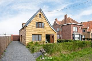 <br />Deze gerenoveerde open bebouwing (2024) combineert comfort, energiezuinigheid en een rustige ligging met open zicht op het achterliggende landschap.<br /><br />De woning is traditioneel opgebouwd in massieve steen, waarbij de gevel recent werd voorzien van buitenisolatie en een onderhoudsvriendelijke houten gevelbekleding als esthetische afwerking.<br /><br />De woning beschikt over een lichtrijke leefruimte, een praktische indeling en in totaal 3 slaapkamers, allen gelegen op de bovenverdieping. De badkamer op de benedenverdieping is uitgerust met een ruime inloopdouche, toilet en voorziet bovendien nog de aansluiting en ruimte voor het plaatsen van een bad. Verder is er een wasruimte, momenteel gecombineerd met een tweede toilet.<br /><br />Extra bergruimte is voorzien via een kelder en een zolder dat toegankelijk is via een luik.<br /><br />Buiten geniet u van een aangename tuin met vrij uitzicht op groen. Daarnaast zijn er nog een losstaande garage (26 m²), een tuinhuis en een apart bijgebouw, ideaal als hobbyruimte, werkplek of extra opslag.<br /><br />De ligging is een absolute troef:<br />op wandelafstand van openbaar vervoer, op slechts 10 km van het station van Eeklo en met een vlotte verbinding naar de E34/N49 richting Gent en Antwerpen. Winkels, scholen,dokter, apotheek en andere voorzieningen bevinden zich in de nabije omgeving.<br /><br />Ook op energetisch vlak scoort deze woning uitstekend met een EPC B (127 kWh/m²), conforme elektriciteit, ventilatiesysteem D, vloerverwarming, een hoogrendement gasketel, en isolatie van vloer, muren en dak. Bovendien is de woning voorzien van driedubbele, geluidsisolerende beglazing.<br /><br />Kortom, de ideale woning voor wie op zoek is naar een instapklare, energiezuinige thuis op een rustige en toch centrale locatie, perfect voor gezinnen, koppels of als investering.<br /><br />Interesse? Contacteer mij voor een bezoek!