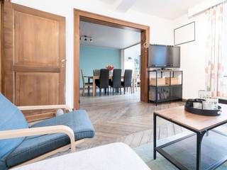 Immo By Julie stelt u met plezier dit karaktervolle vastgoedcomplex voor, gelegen in het charmante dorp Bérismenil, op de hoogten van La Roche-en-Ardenne.
Het geheel bestaat uit 2 onafhankelijke entiteiten en biedt tal van mogelijkheden: een meergezinswoning, een investeringsproject, een zelfstandige activiteit, opslagruimte of een combinatie van eigen bewoning met een aanvullend project.
De hoofdwoning, een charmant voormalig burgerlijk woonhuis, beschikt over 5 slaapkamers, ruime leefruimtes, prachtige authentieke elementen, een garage en voormalige stallen die nog tal van uitbreidings- en inrichtingsmogelijkheden bieden.
Het geheel wordt vervolledigd door een bijgebouw van 210 m² op het gelijkvloers, ideaal als opslagruimte, atelier, ruimte voor een zelfstandige activiteit of voor de creatie van een extra wooneenheid (onder voorbehoud van de nodige vergunningen).
Alles is gelegen rond een gezellige binnenkoer en een tuin, in een rustige en groene omgeving, midden in de Ardennen.
Troeven:
-  2 onafhankelijke entiteiten
-  Bijgebouw van 210 m² met tal van inrichtingsmogelijkheden
-  Groot ontwikkelingspotentieel
-  Ideaal voor een gezin, zelfstandige, investeerder of toeristisch project (B&amp;B).
Een uitzonderlijk eigendom dat authenticiteit, woonkwaliteit en een groot potentieel combineert.
Info en bezoeken: Immo By Julie – 0498/49.77.56