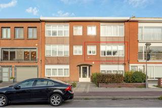 <p><span>Op zoek naar een instapklaar appartement met lage algemene kosten op een toplocatie vlakbij het Rivierenhof?  Inclusief twee kelderbergingen, 2 slaapkamers en een vernieuwde keuken. </span></p><p><span> </span></p><p><span>In de rustige, brede Alfons Schneiderlaan straalt nummer 70 van bij de eerste blik zorg en klasse uit. De stijlvolle gevel met voortuintje zorgt meteen voor een aangename buffer tussen woning en straat, wat het geheel een rustige en verfijnde uitstraling geeft.<br />Via de trap bereik je het appartement op de eerste verdieping, waar je bij het binnenkomen meteen datzelfde verzorgde en warme gevoel krijgt als aan de buitenzijde. Elk detail ademt hier aandacht en harmonie.</span></p><p><span> </span></p><p><span>verzorgd en instapklaar</span></p><p><span>Vanuit de centrale inkomhal, met XL-tegels en 2 ingemaakte kasten, heb je toegang tot alle ruimtes. De lichte woonkamer aan de voorzijde heeft dezelfde stijlvolle tegelvloer en kamerbrede ramen die zorgen voor veel natuurlijk licht. Aansluitend vind je een compacte extra kamer, ideaal als bureau of kinderkamer.  De moderne keuken is recent vernieuwd en uitgerust met een inductievuur, oven, dubbele spoelbak, dampkap die rechtstreeks naar buiten afvoert, betegelde wanden en vaatwasser. Vanuit de keuken stap je zo het terras op, dat uitkijkt op het groen achteraan het gebouw.  De badkamer is betegeld en voorzien van een hangtoilet, ligbad, handdoekradiator, aansluiting voor wasmachine en droogkast, en een lavabo met spiegel- en onderkasten. Achteraan ligt de master bedroom – een ruime, lichte kamer op laminaat, met zicht op het terras en het groen.</span></p><p><span> </span></p><p><span>Rustige ligging met alles binnen handbereik</span></p><p><span>Het Rivierenhof als buur hebben, het kan slechter! Hier in deze residentiële buurt in Deurne is het dan ook fijn wonen, met allerlei winkels, scholen, apothekers, openbaar vervoer en verbindingswegen (E313, Singel, Ring) op enkele minuten van je deur en een velo-station op wandelafstand. Van hieruit ben je ook zo in het Wijnegem Shopping Center!</span></p><p><span> </span></p><p><span> </span></p><p><span> </span></p>