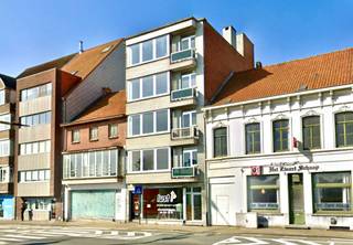 Dit handelspand is gelegen aan de overkant van het station, nabij het Krügercenter en op een boogscheut afstand van de Markt van Eeklo. Omgeven door handel en horeca is het de absolute topligging voor uw nieuwe zaak.
Royale handelsruimte van ca. 159 m2, flexibel in te delen naar uw wensen.
De handelsruimte wordt aangevuld door sanitair, een multifunctionele ruimte en verschillende bureau/bergruimtes.
In de omgeving zijn er voldoende parkeermogelijkheden beschikbaar zowel voor personeel als voor cliënteel.
De prominente locatie tegenover het station zorgt voor maximale zichtbaarheid. Door deze toplocatie beschikt u hierdoor over een constante stroom van voorbijgangers en potentiële klanten. Deze handelsruimte beschikt namelijk over uitstekende bereikbaarheid met het openbaar vervoer (bus, trein) en nabijgelegen uitvalswegen.
Voor meer informatie of een bezoek aan dit pand, contacteer vrijblijvend Vastgoed Unicum via 093361615 of mail info@vastgoedunicum.be