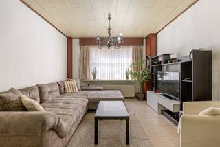 Op zoek naar een woning die u volledig naar eigen smaak kunt renoveren? Dan is deze charmante stadswoning in het gegeerde Ledeberg beslist een bezoek waard.<br /><br />Deze ruime woning beschikt over maar liefst vier slaapkamers en biedt tal van mogelijkheden voor wie op zoek is naar een renovatieproject met toekomst. Dankzij de royale volumes en de praktische indeling vormt dit pand de ideale basis om een comfortabele gezinswoning te creëren die volledig aansluit bij uw wensen.<br /><br />Bij het binnenkomen betreden we een bescheiden maar functionele inkomhal met toegang tot keuken en leefruimte. Verder is er ook toegang tot de kelder. De leefruimte en keuken vormen het hart van deze woning. Daarnaast vinden we op het gelijkvloers een praktische wasplaats en badkamer. De eerste en tweede verdieping geven ruimte aan 4 volwaardige slaapkamers en een zolderruimte die ook nog kan ingericht worden.<br /><br />De absolute troef van deze eigendom is zonder twijfel de aangename tuin. In een stedelijke omgeving zoals deze is een buitenruimte van dit formaat een echte meerwaarde. Hier geniet u van rust, privacy en voldoende plaats om te ontspannen, te spelen of gezellig te tafelen met familie en vrienden.<br /><br />Gelegen op een vlot bereikbare locatie nabij winkels, scholen, openbaar vervoer en belangrijke invalswegen, combineert deze woning het comfort van stadsleven met het genot van een eigen groene buitenruimte.<br /><br />Een unieke kans voor wie op zoek is naar een woning met karakter, ruimte en vooral heel veel potentieel.<br /><br />Interesse? Contacteer Maarten (0485 604 991 - maarten@danimmo.be) voor meer informatie of een afspraak op ons bezoekmoment.