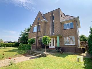 Ben je op zoek naar een woning met een ziel, ruimte én potentieel? Dan is deze charmante gezinswoning met opvallende art-decogevel beslist...