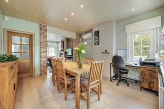 <p>Deze <strong>ruime woning met vier slaapkamers</strong> biedt heel wat mogelijkheden voor wie op zoek is naar een gezinswoning die verder naar eigen smaak kan worden ingericht.</p>
<p>Via de <strong>aparte inkomhal</strong> bereikt u de leefruimte, die is uitgerust met een <strong>pelletkachel en airconditioning</strong>. Verder beschikt het gelijkvloers over een keuken die naar eigen smaak kan worden opgefrist en een <strong>te renoveren badkamer</strong>.</p>
<p>Aan praktische ruimte is er geen gebrek: de woning beschikt over een <strong>garage met aansluitende berging</strong>, een bijkomende buitenberging en een kelder.</p>
<p>Op de eerste verdieping bevinden zich <strong>drie slaapkamers</strong>. De zolderverdieping werd ingericht als <strong>vierde slaapkamer</strong>, waardoor de woning bijzonder geschikt is voor een gezin of voor wie extra ruimte zoekt voor een bureau of hobbykamer.</p>
<p>Buiten geniet u van een <strong>terras en tuinzone</strong>, die nog volledig naar eigen smaak kunnen worden afgewerkt. De oprit en omgeving bieden bovendien <strong>voldoende parkeergelegenheid</strong>.</p>
<p>De woning wordt verwarmd via een <strong>recent vernieuwde gasketel</strong> en vormt een mooie basis voor wie <strong>ruimte, functionaliteit en renovatiepotentieel</strong> wil combineren.</p>
<p>Een woning met <strong>vier slaapkamers, veel bergruimte, een garage en buitenruimte</strong>, die met de juiste persoonlijke toets kan uitgroeien tot een bijzonder aangename gezinswoning.<br /><br /><span><strong>Interesse? <br /></strong>Contacteer<strong> Delphine</strong> via<strong> 0471 855 172 </strong>of <strong>delphine@valorvastgoed.be </strong>voor bijkomende informatie of een bezichtiging.</span></p>