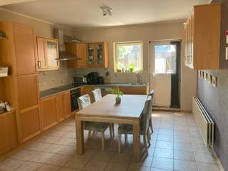 Ontdek dit lichtrijke instapklaar duplex appartement met een terras van 36m² en ruime garage met toegang via de Kruispadstraat. Een...