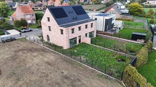 <p>Bent u op zoek naar een energiezuinige nieuwbouwwoning waar ruimte, comfort en een groene omgeving perfect samenkomen? Dan is deze prachtige woning op een perceel van <strong>374 m²</strong> beslist een bezoek waard.</p>
<p>Bij het betreden van de woning komt u in een verzorgde inkomhal met gastentoilet. De ruime en lichtrijke leefruimte met open keuken vormt het hart van de woning en biedt dankzij de grote raampartijen een aangename verbinding met de tuin en het terras. Aansluitend bevindt zich een praktische berging die extra opbergruimte en comfort biedt.</p>
<p>Op de eerste verdieping vindt u drie volwaardige slaapkamers, allen met een aangename lichtinval. Verder beschikt deze verdieping over een stijlvolle badkamer, uitgerust met zowel een ligbad als een douche, en een apart toilet.</p>
<p>Via een vaste trap bereikt u de zolderverdieping. Naast de technische ruimte voor de ventilatie-installatie blijft hier nog voldoende oppervlakte over om eenvoudig een zeer ruime vierde slaapkamer, hobbyruimte of thuiskantoor te realiseren.</p>
<p>Ook op technisch vlak voldoet deze woning aan de hoogste normen. Zo geniet u van <strong>vloerverwarming</strong> die wordt aangestuurd door een <strong>geothermische warmtepomp</strong>, wat garant staat voor een uiterst energiezuinig en comfortabel binnenklimaat. Bovendien zijn <strong>zonnepanelen</strong> voorzien, waardoor u geniet van een lage energiefactuur en een duurzame toekomst.</p>
<p>Buiten wordt de woning volledig afgewerkt met een aangelegd terras, een verzorgde tuin en een aangelegde oprit, zodat u meteen kunt genieten van uw nieuwe thuis.</p>
<p>De ligging is een absolute troef. In een rustige, groene omgeving, op wandelafstand van de prachtige <strong>Belse Bossen</strong> en met een vlotte verbinding naar <strong>Geel</strong> en <strong>Mol</strong>, combineert deze woning natuur, rust en een uitstekende bereikbaarheid.</p>
<p><strong>Troeven op een rij:</strong></p>
<ul>
<li>Nieuwbouwwoning op 374 m²</li>
<li>Ruime leefruimte met open keuken</li>
<li>3 volwaardige slaapkamers met mogelijkheid tot een 4de slaapkamer</li>
<li>Badkamer met ligbad én douche</li>
<li>2 aparte toiletten</li>
<li>Vaste trap naar de ruime zolder</li>
<li>Geothermische warmtepomp met vloerverwarming</li>
<li>Zonnepanelen</li>
<li>Aangelegd terras, tuin en oprit</li>
<li>Rustige en bosrijke ligging nabij de Belse Bossen</li>
<li>Vlotte verbinding naar Geel en Mol</li>
</ul>
<p>Interesse in deze instapklare, energiezuinige nieuwbouwwoning? Neem vandaag nog contact op voor meer informatie of een bezoek ter plaatse.</p>