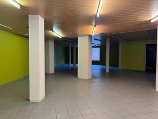 Handelsruimte op maat te huur in centrum Balen – oppervlaktes vrij te kiezen - €4/m²
Op een uitstekende commerciële ligging in het centrum van Balen bieden wij een unieke handelsruimte te huur aan met tal van mogelijkheden.
Het pand kan volledig op maat worden ingericht volgens de wensen van de toekomstige huurder. Dankzij de mogelijkheid om extra scheidingswanden te plaatsen, zijn verschillende oppervlaktes realiseerbaar met een maximum van 985m². Hierdoor kan de ruimte perfect afgestemd worden op uw activiteiten, of u nu op zoek bent naar een compacte winkelruimte, showroom, kantooromgeving of een grotere commerciële invulling. Alles is mogelijk.
Troeven van dit pand:
- Centrale ligging in het centrum van Balen
- Flexibele indeling op maat van uw onderneming
- Verschillende oppervlaktes mogelijk
- Geschikt voor diverse commerciële activiteiten
- Goede zichtbaarheid en bereikbaarheid
- Mogelijkheid tot huren of aankopen ondergrondse parkeergarage overkant
Huurprijs vanaf €4/m² per maand.
Bent u op zoek naar een commerciële ruimte op een toplocatie met maximale flexibiliteit? Neem gerust contact op voor meer informatie of een vrijblijvend bezoek ter plaatse.